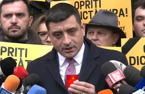 Nemulţumit că nu a mai putut vota duminică, la al doilea tur al alegerilor prezidenţiale, George Simion a aprins lumânări „pentru democraţia din România” - FOTO
