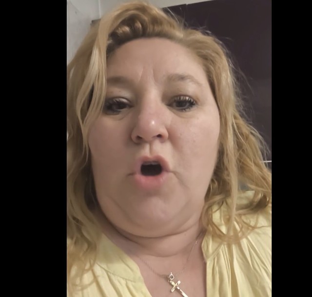 Cercetări pentru ultraj după ce Diana Şoşoacă a ameninţat un echipaj care sosise la locuinţa ei pentru a-i înmâna amenda primită pentru că s-a filmat în cabina de vot la alegerile prezidenţiale