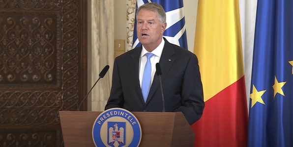 Klaus Iohannis: Mandatul preşedintelui se încheie în momentul în care preşedintele nou ales depune jurământul. Punct! Cum să plec, dacă Constituţia îmi spune că trebuie să stau?  Dacă aş pleca, ar trebui să plec prin demisie