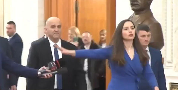 Scandal în Parlament, în prima zi a noului legislativ: Şefa POT a dat cu mâna peste microfoanele presei, Becali i-a luat microfonul unui reporter / Protest AUR în plen, cu pancarte cu mesajul: Alegeri libere!