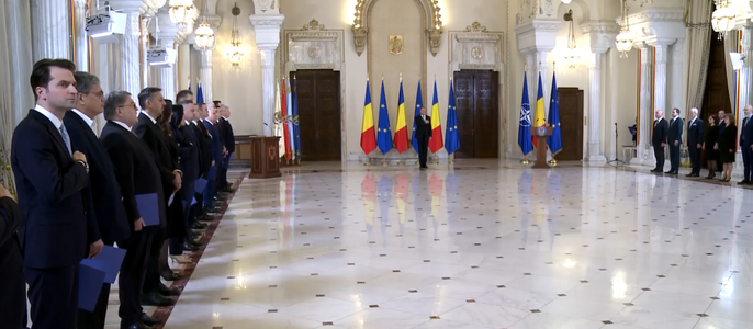 Guvernul a depus jurământul de credinţă la Palatul Cotroceni. Klaus Iohannis: Oamenii aşteaptă soluţii, stabilitate şi un Guvern care menţine ferm traiectoria României / Provocări imediate, construcţia bugetului şi alegerile prezidenţiale