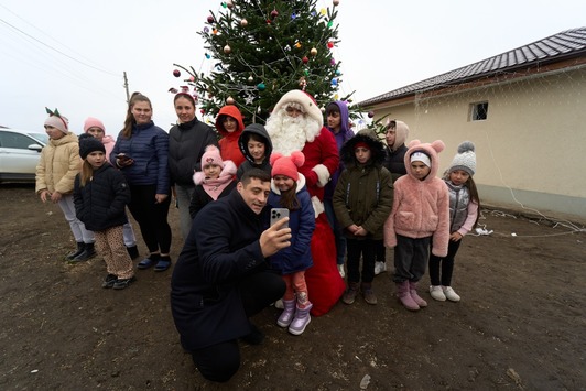 George Simion, alături de familiile din Pechea afectate de inundaţii. AUR anunţă că opt case noi au fost predate în Ajunul Crăciunului
