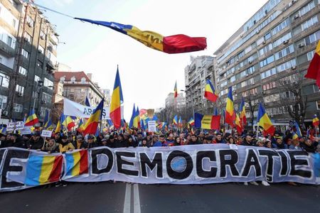 UPDATE - Protest faţă de anularea alegerilor, fără incidente majore / S-a cerut demisia Guvernului şi a preşedintelui Klaus Iohannis / Simion: Oamenii merg acasă / Echipe de jurnalişti, agresate / Horaţiu Potra, ridicat de jandarmi - VIDEO