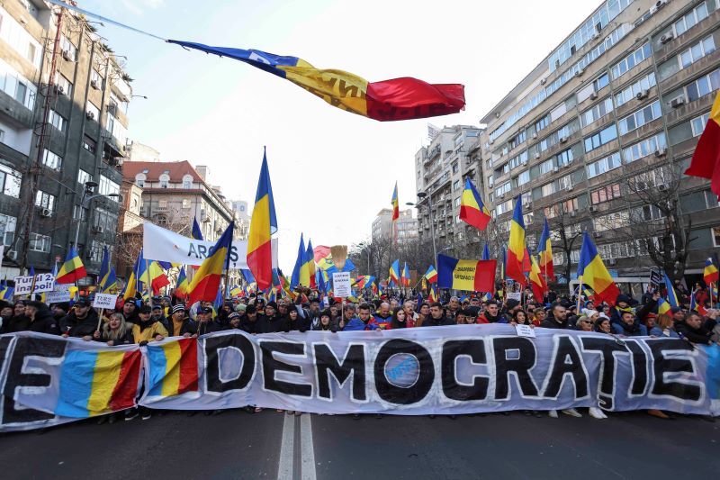 UPDATE - Protest faţă de anularea alegerilor - AUR susţine că acţiunea este a poporului român, oferind doar platforma / Simion: Românii s-au unit astăzi în cel mai mare miting pentru libertate şi democraţie/ S-a pornit în marş - VIDEO