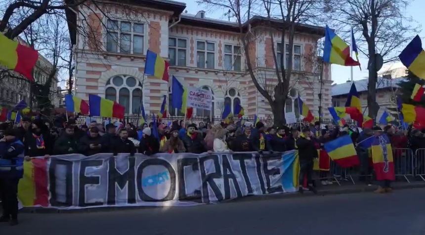 UPDATE - Proteste AUR în faţa prefecturilor din ţară - Manifestanţii scandează: „Uniţi, cu toţi, să scăpăm de hoţi!”, „Diaspora-i cu noi!” şi „Libertate! /  „Iohannis, nu uita, va veni şi vremea ta!” - FOTO, VIDEO