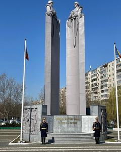 Ziua Unirii Principatelor Române - Călin Georgescu şi liderul AUR, George Simion, împreună la evenimentul ”Marea Horă”, în Parcul Tineretului, la statuia Eroilor Militari Români Căzuţi la Datorie / AUR organizează ”Marşul Unirii” la Iaşi şi Focşani 