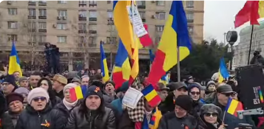 Politicienii ieşeni de la PSD şi PNL, huiduiţi când au ajuns în Piaţa Unirii din Iaşi pentru a participa la manifestările oficiale de Ziua Unirii. S-au auzit fluierături şi în timpul slujbei religioase VIDEO