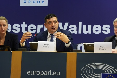 George Simion, liderul AUR, anunţă un val de evenimente Make Europe Great Again, începând din ianuarie până în decembrie 2025 – de la Asunción la Buenos Aires, de la Nicosia la Atena / Protest, miercuri, în faţa Parlamentului European