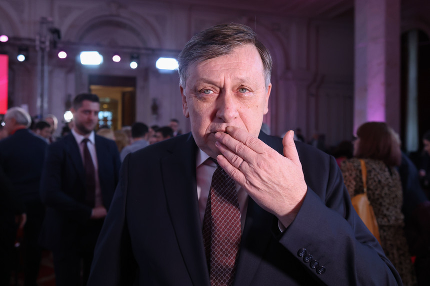 UPDATE - Congresul extraordinar al PSD - Crin Antonescu: Mulţumesc mult, domnule prim-ministru, nimeni, vreodată, în partidul meu, nu a vorbit atât de frumos despre mine. Nu e timpul trecut