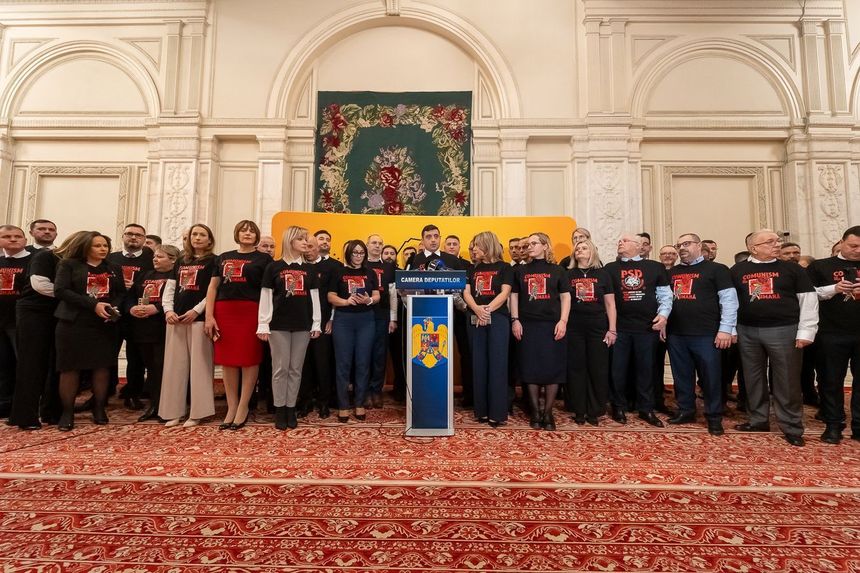 AUR, protest cu tricouri având mesajul ”Comunism cu faţă umană”, la începutul sesiunii parlamentare / Simion: AUR va vota împotriva propunerii de buget