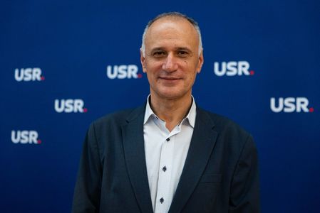 USR îi cere preşedintelui interimar al României să lanseze procedura de demitere a directorului SIE, Gabriel Vlase, pentru eşecul în prevenirea interferenţelor externe în procesul electoral
