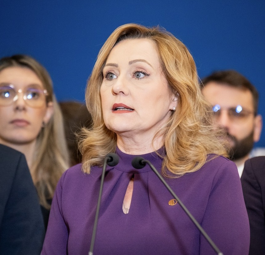 Elena Lasconi: „România are argumente puternice pentru a conta la nivel înalt în discuţiile internaţionale. Cine reaşează România acolo unde merită să fie?” Răspunsurile internauţilor