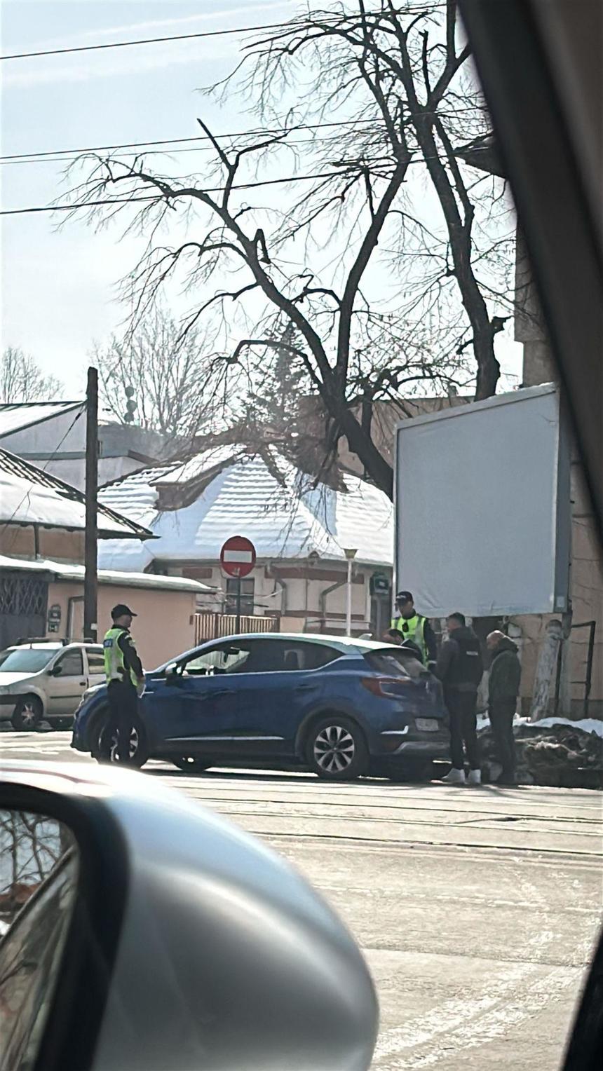 UPDATE - Călin Georgescu, ridicat pentru a fi audiat ca suspect, după percheziţiile vizând acţiuni împotriva ordinii constituţionale, iniţierea unei organizaţii fasciste / Mesajul echipei lui Georgescu/ Cristela Georgescu a venit să-şi susţină soţul- FOTO