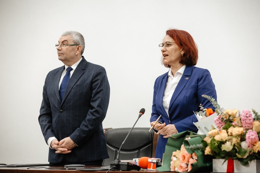 Fostul senator PSD Liliana Sbârnea şi secretarul general al PNL Buzău,Vasile Dobre au fost învestiţi , vineri, în funcţiile de prefect şi subprefect al judeţului Buzău - FOTO