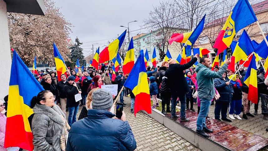 AUR organizează sâmbătă un miting împotriva Guvernului condus de Marcel Ciolacu, la Piaţa Universităţii, cu marş spre Piaţa Victoriei / Formaţiunea le cere participanţilor să folosească doar steaguri cu tricolorul şi să nu vină cu vuvuzele