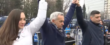 Călin Georgescu, la protestul AUR: Am promis că nu facem politică şi am făcut istorie. Ne vom lua ţara înapoi, fără corupţie, fără securişti / Ciocoii vechi şi noi vor să îmi blocheze din nou candidatura, eu vrea să fiu judecat de voi toţi, prin vot