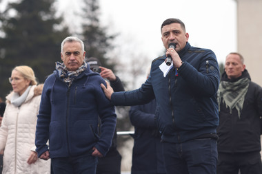 Preşedintele AUR, George Simion, la protestul din Piaţa Victoriei: Marcel Ciolacu este co-autorul loviturii de stat din 6 decembrie / Călin Georgescu este un om care nu se teme! 