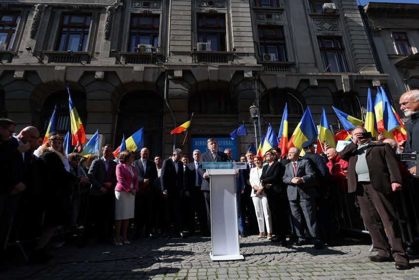 UPDATE -  Antonescu, la BEC pentru depunerea candidaturii la Preşedinţie: Nu mă clatin. Compatrioţi, vă cer puterea, care stă în încrederea voastră,  pentru a schimba România! /Susţinătorii săi şi susţinători ai lui Călin Georgescu se află la BEC - VIDEO