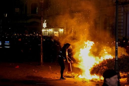 UPDATE - Violenţe în faţa Biroului Electoral Central: Un jandarm a fost lovit în casca de protecţie/ Susţinătorii lui Călin Georgescu au incendiat diverse obiecte. Protestatarii au asupra lor materiale pirotehnice / Mai multe persoane, reţinute - VIDEO