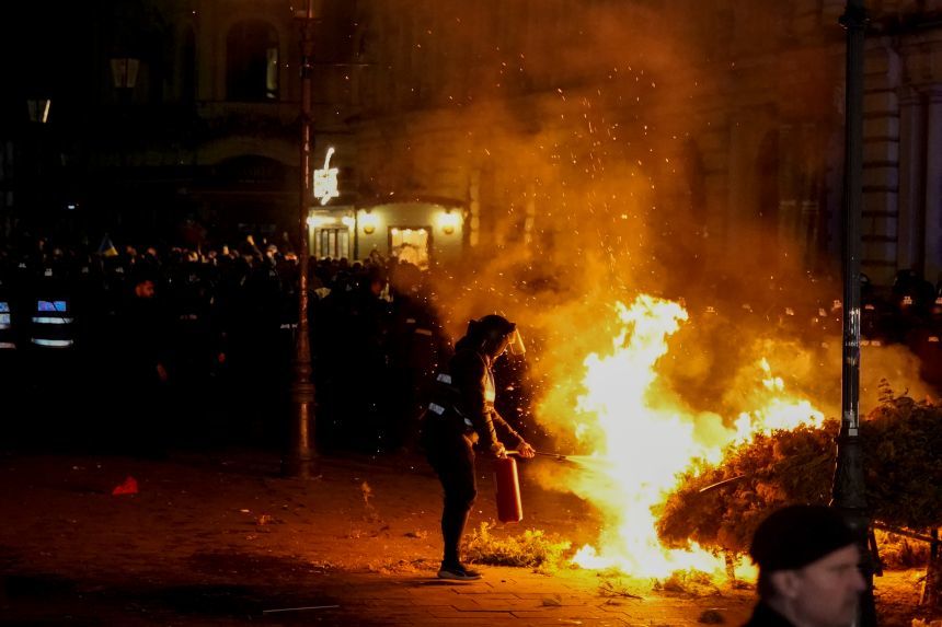 UPDATE - Violenţe în faţa Biroului Electoral Central: Un jandarm a fost lovit în casca de protecţie/ Susţinătorii lui Călin Georgescu au incendiat diverse obiecte. Protestatarii au asupra lor materiale pirotehnice / Mai multe persoane, reţinute - VIDEO