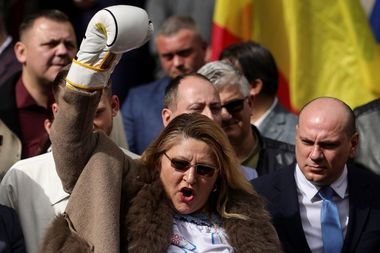 Diana Şoşoacă şi-a depus candidatura pentru alegerile prezidenţiale, purtând mănuşi de box: Ordinul e să fiu respinsă / Nu se poate respinge un om de două ori pentru aceleaşi fapte / Şoşoacă susţine că le-a scris lui Trump, Vance şi Musk - FOTO