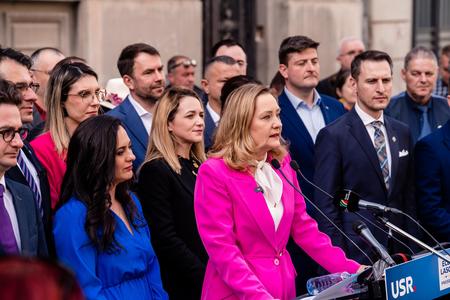 Lasconi: Nu mai luaţi în calcul retragerea mea, pentru că nu se va întâmpla asta. Este incredibil să vorbim de luni de zile despre retragerea mea, în condiţiile în care am fost candidatul care a intrat în turul 2 la prezidenţiale