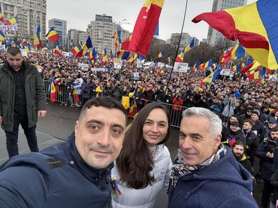 George Simion: Reuşim! Depăşim 600.000 semnături, continuăm azi inclusiv cu semnăturile pentru Anamaria Gavrilă! / Liderul AUR îşi depune vineri candidatura