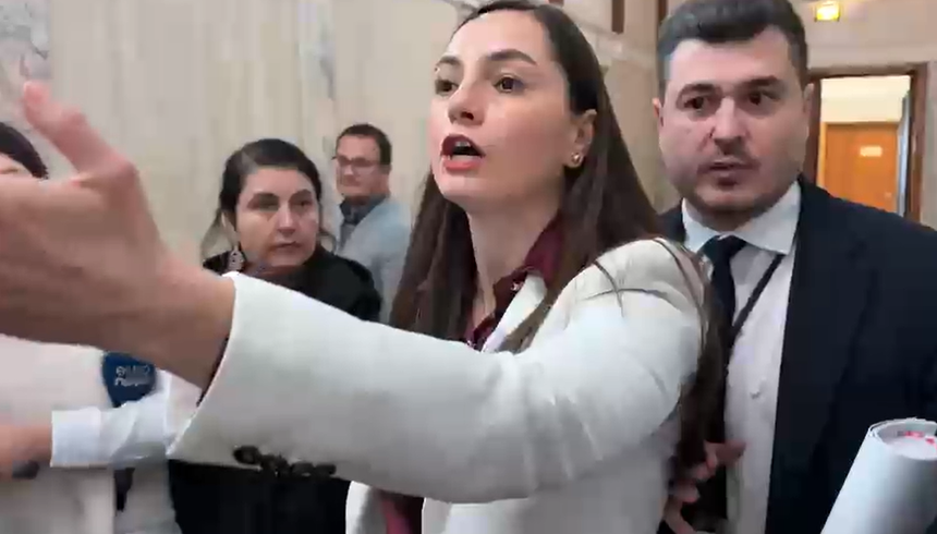 Preşedinta POT, Anamaria Gavrilă, a sunat la 112 pentru evacuarea presei din faţa biroului parlamentar din Camera Deputaţilor / Poliţia Capitalei a sancţionat-o contravenţional, cu avertisment