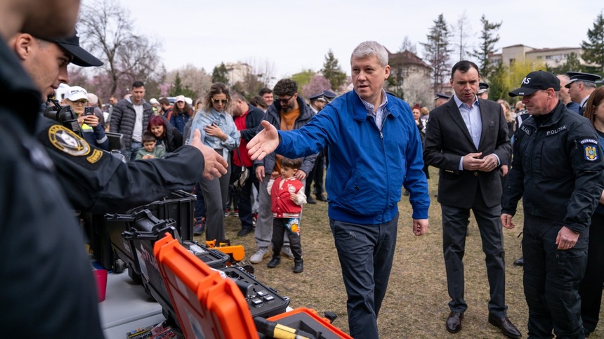 Ministrul de Interne Cătălin Predoiu, alături de poliţiştii care au participat la activităţile din grădinile Palatului Cotroceni: Mii de vizitatori, copii şi adulţi deopotrivă, au fost impresionaţi de profesionalismul şi dedicarea colegilor noştri - FOTO