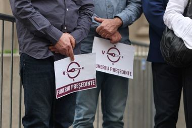 Daniel Funeriu, întrebat dacă, în cazul în care ar fi preşedinte, îi va răspunde cineva de la Washington la telefon: Nu ştiu răspunsul la această întrebare / E evident că dialogul cu Statele Unite nu este ceea ce ar trebui să fie