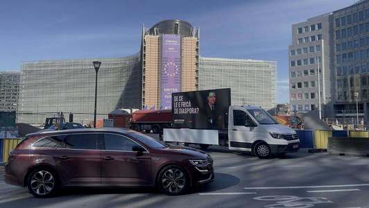 Nicuşor Dan prezintă imagini cu un panou cu imaginea sa şi cu mesajul: ”De ce le e frică de Diaspora?”, pe o maşină, în mai multe oraşe din lume: Madrid, Londra, Roma, Paris, Berlin, Bruxelles, New York