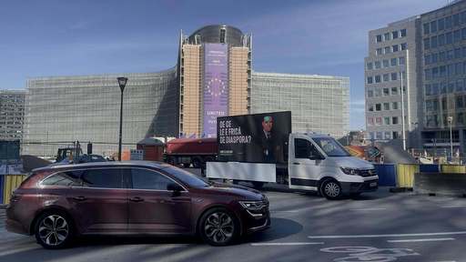 Nicuşor Dan prezintă imagini cu un panou cu imaginea sa şi cu mesajul: ”De ce le e frică de Diaspora?”, pe o maşină, în mai multe oraşe din lume: Madrid, Londra, Roma, Paris, Berlin, Bruxelles, New York