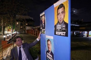 UPDATE - A început campania electorală pentru alegerile prezidenţiale / Se încheie în 3 mai / Nicuşor Dan, alături de voluntarii care-i lipesc afişele / Crin Antonescu: Voi fi un preşedinte-cetăţean / Primele mesaje transmise de Simion şi Ponta - FOTO
