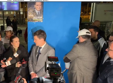 Nicuşor Dan a dat startul campaniei electorale alături de voluntarii care-i lipesc afişele: Toţi oamenii care vor o Românie dreaptă, o schimbare în modul în care funcţionează statul român, păstrând direcţia europeană, se vor face auziţi - VIDEO

