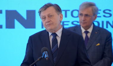 Crin Antonescu: În calitate de candidaţi, nu văd ce putem negocia, pentru că nu avem voturile acasă la noi. Voturile sunt la cetăţeni / Dacă cineva consideră că nu are şanse, se retrage cu demnitate şi nu face negocieri. Eu cred că oricum e un truc