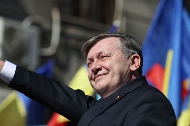 Crin Antonescu: Când e un preşedinte liber? Atunci când nu e finanţat de un om apropiat de Moscova, când nu e ofiţer acoperit SIE, când nu e interzis în Ucraina şi Moldova pentru legături cu GRU
