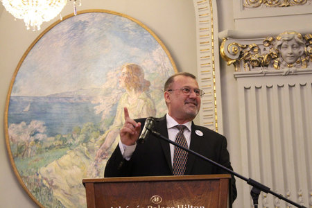 John Ion Banu Muscel, candidat independent la prezidenţiale, întrebat dacă trupele americane se vor retrage din România: Nu se va întâmpla niciodată. Nu pentru că ne iubesc pe noi, ci pentru că îşi apără interesele. Sunt mai aproape de Rusia
