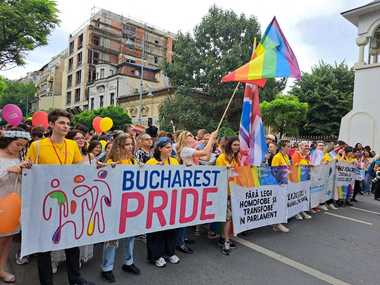 Asociaţia Accept, după ironia lui Marcel Ciolacu privind purtarea fustei: Când o “fustă” devine ameninţare naţională, ştim că nu vorbim despre politică, ci despre misoginie şi masculinitate fragilă
