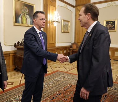 Ionuţ Moşteanu, după întâlnirea cu delegaţia Congresului SUA: Visa Waiver rămâne o prioritate pentru USR şi România. Este timpul ca românii să poată călători liberi în SUA, ca parteneri egali