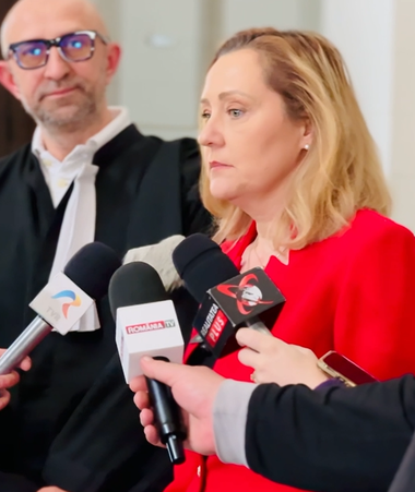 Elena Lasconi: Eu sunt preşedintele partidului şi dacă o mână de talibani încearcă să deturneze acest partid, este o lipsă de respect faţă de colegii mei din USR / Sunt în campanie electorală. Sunt, se pare, candidatul cel mai independent