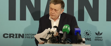Antonescu a prezentat declaraţia dată la Securitate despre plecarea din ţară a prietenului său. ”Am posibilitatea să exercit influenţă pozitivă asupra celui în cauză, are încredere în mine, mă consultă, totuşi pare debusolat”, spune în document