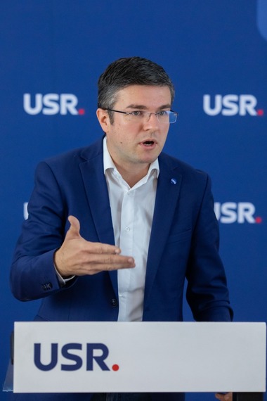 Senatorul Irineu Darău anunţă că se suspendă din calităţile de membru USR şi preşedinte judeţean al USR Braşov, pentru a putea face campanie



