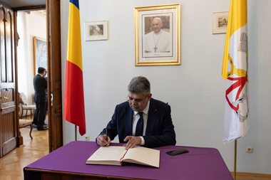Premierul Marcel Ciolacu: Moştenirea morală şi spirituală a Papei Francisc va rămâne vie în conştiinţa poporului român şi ne va călăuzi în continuare către compasiune, echilibru şi înţelegere