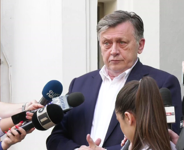 Crin Antonescu, după o întâlnire cu liderii formaţiunilor care îl susţin şi activul de campanie: Această mare armată electorală – pentru că este considerabilă – este pe picior de mobilizare, sperăm cu toţii ca peste zece zile rezultatele să se vadă