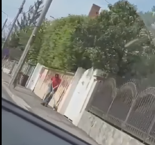 Klaus Iohannis, surprins în imagini când mătura trotuarul din faţa casei sale din Sibiu  - VIDEO

