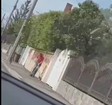 Klaus Iohannis, surprins în imagini când mătura trotuarul din faţa casei sale din Sibiu  - VIDEO

