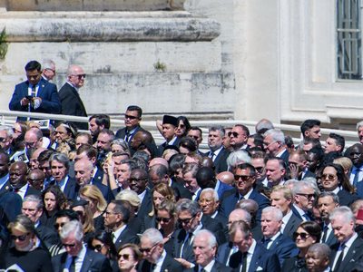 Marcel Ciolacu, după ce a participat la funeraliile Papei Francisc: Ne-am luat rămas bun de la un pastor şi un lider, care cu căldură, compasiune şi înţelegere a avut întotdeauna grijă de semenii săi şi a găsit mereu alinare pentru cei suferinzi