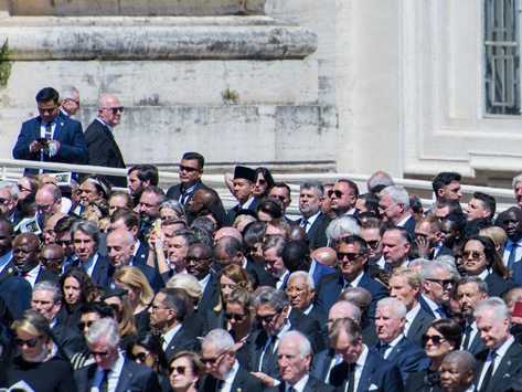 Marcel Ciolacu, după ce a participat la funeraliile Papei Francisc: Ne-am luat rămas bun de la un pastor şi un lider, care cu căldură, compasiune şi înţelegere a avut întotdeauna grijă de semenii săi şi a găsit mereu alinare pentru cei suferinzi