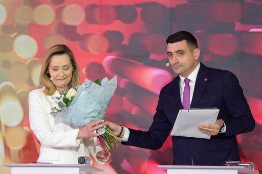 George Simion i-a oferit flori Elenei lasconi, apoi s-a retras de la dezbaterea electorală