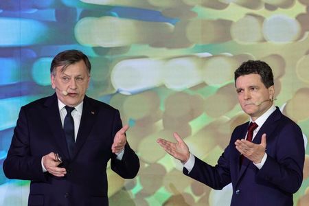 Dezbatere electorală - Crin Antonescu, către Nicuşor Dan: Aţi dat târcoale la un partid cum este USR-ul, provocând pe acolo noaptea daune / Nu atacaţi gospodării mai mari, lăsaţi PNL-ul în pace şi nu daţi târcoale şi pe la gardul PNL-ului